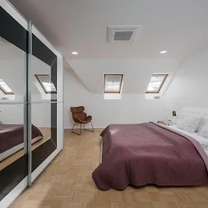 https://nevedn-vhledy-v-centru-prahy-ac-a-3-lonice.praguehotelsweb.com